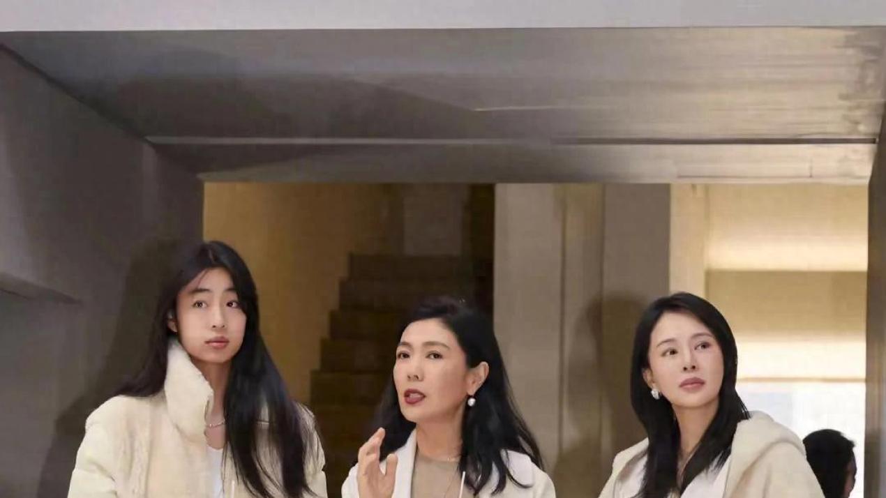佟大为妻女现身展会，17岁大女儿近180身高超亮眼母女养眼成焦点
