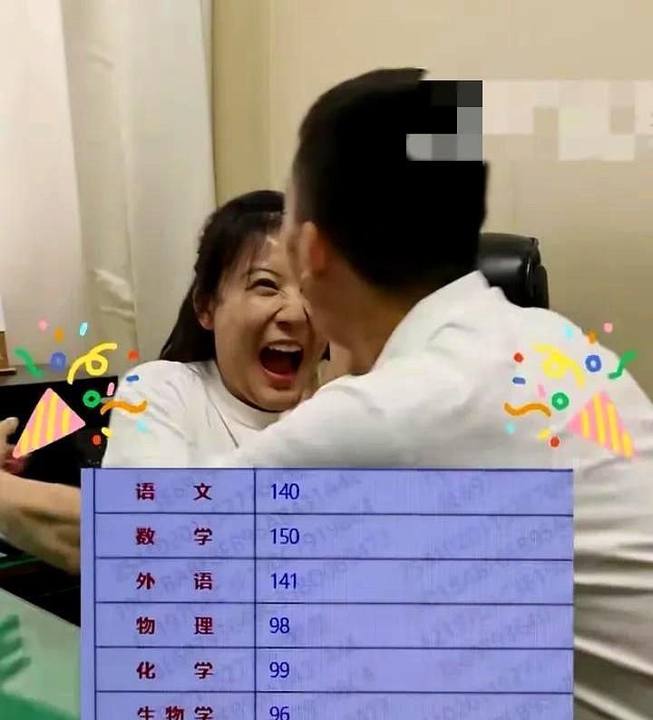 河南物理类高考状元被开封高中的代易瓒拿下，总分724分！
查出成绩后，女儿与爸爸