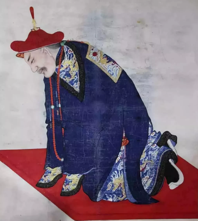 才发现，清朝的官服跪下来，袖子跟蹄子一样。

清代保留马蹄袖的目的，难道是为了让