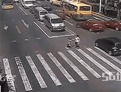 这张动图真让人揪心，为孩子捏着一把汗，但愿娘俩都平安无事。
首先必须受到谴责的是