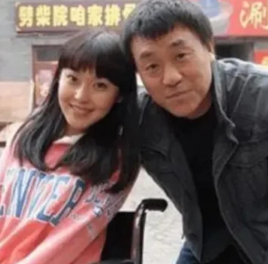 1997年，何冰遇到了多年未见的女同学李海洋，女同学开玩笑似地说：“我都29了，