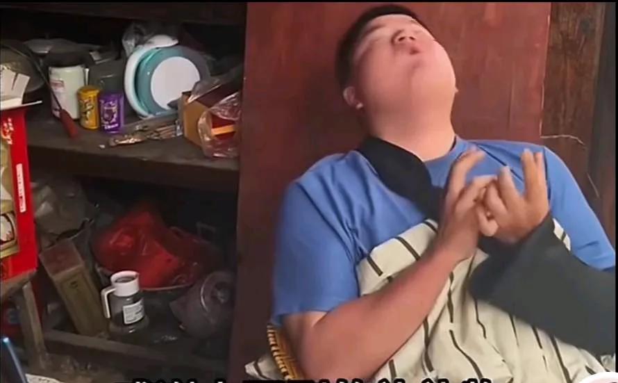 伪装成残疾人挣钱的果报。
小时候爷爷奶奶就教过，莫学别人腿瘸，莫笑他人耳聋。
别