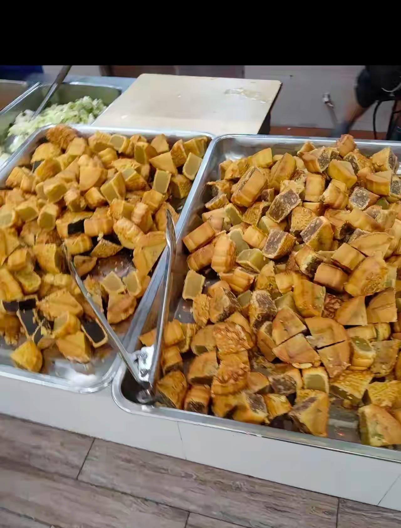 很想请教下大家，这公司食堂的月饼，到底是当菜吃呢，还是当主食来吃呢？
看到一家公