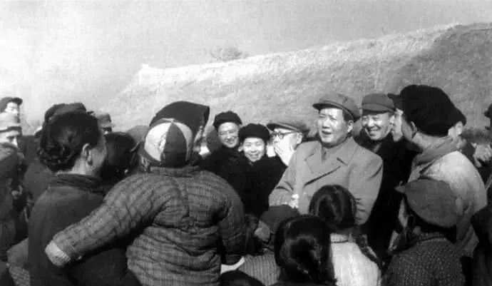 1952年11月安阳火车站候车大厅。主席避开安保人员带着警卫员快速下了专列。
正