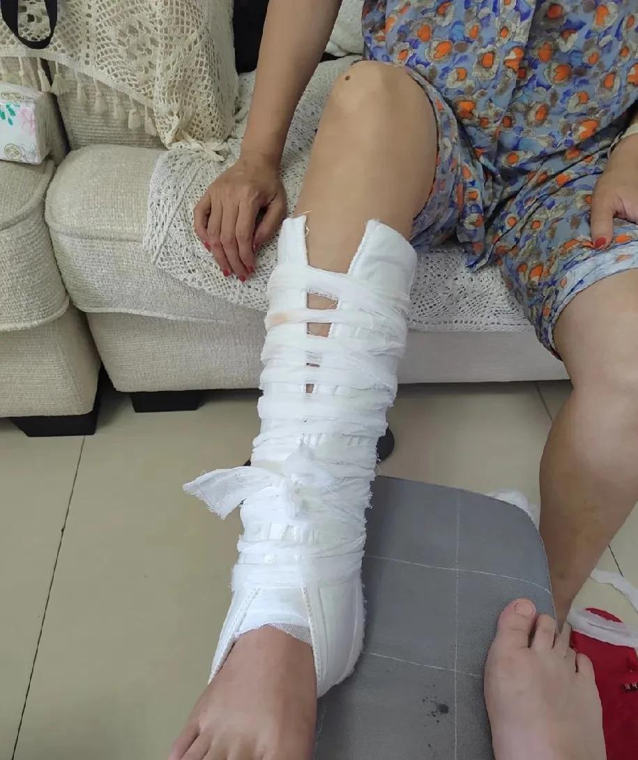 妈妈骨折我拒绝回家，三天后收到她短信：“女儿：谢谢你！做得对！”
三天了，我的手
