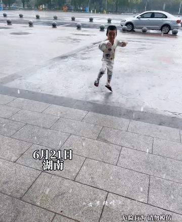 男孩在雨中跳街舞，引得路人称赞，不料跳着跳着爸爸过来了