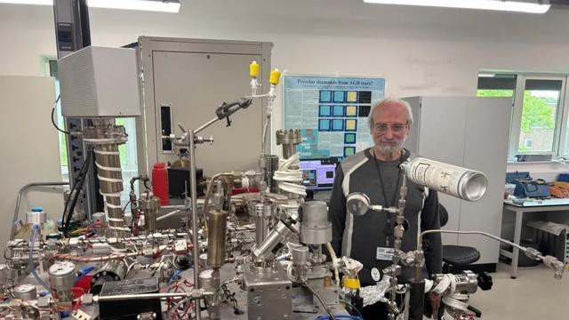 东方稳进西方失速，拿到月球样本的英国科学家感叹：中国太超前了