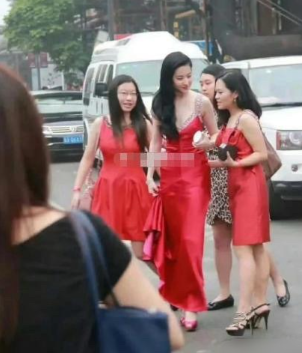 好奇是谁这么有实力，能请到刘亦菲去当伴娘 ​​​