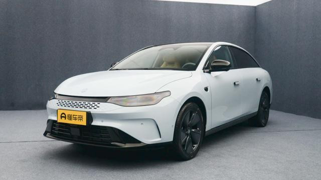 不到15万起，定位中型车，配3块屏幕和L2级智驾，零跑C01香吗