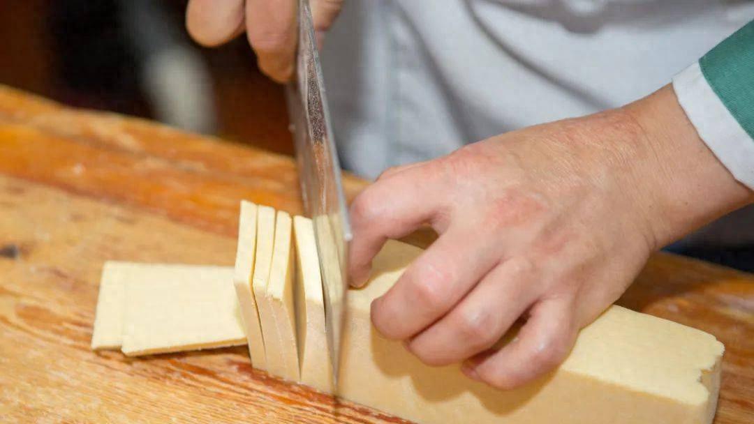 不到10元的拼好饭，普通打工人的生存共鸣