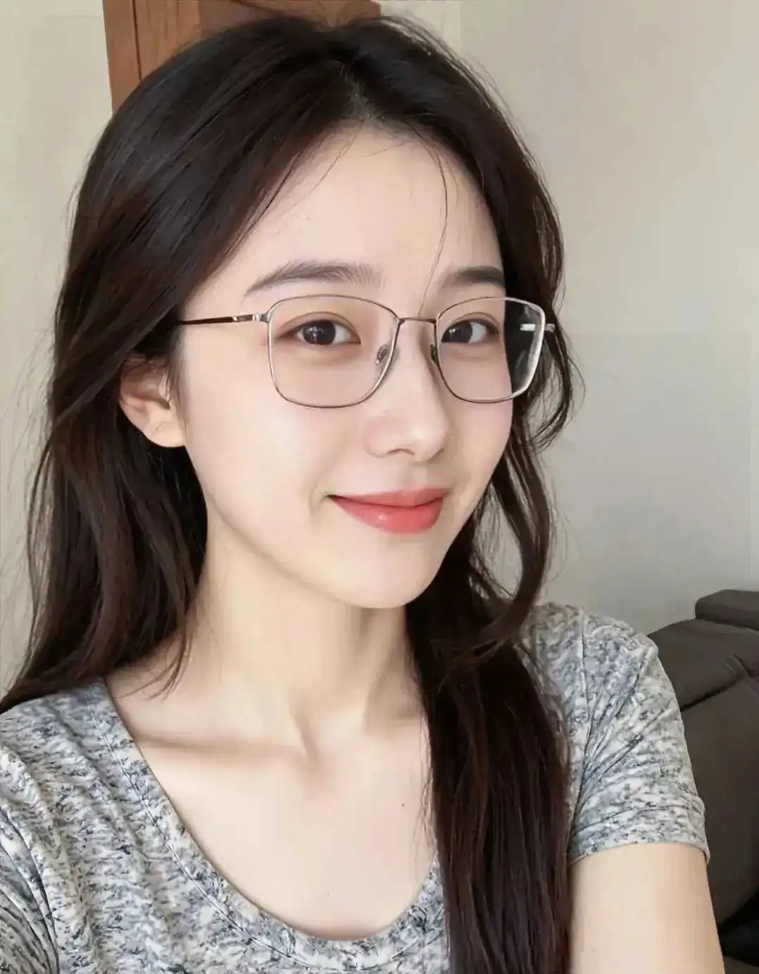 你们觉得她是戴眼镜好看，还是不戴眼镜好看？