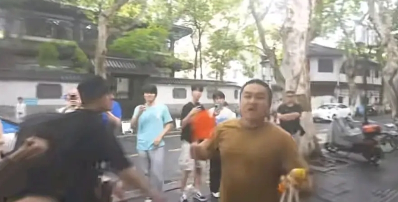 馆长杭州直播遇突发状况，男子堵到饭店门口骂他“台独狗”。

昨天中午，台湾网红馆