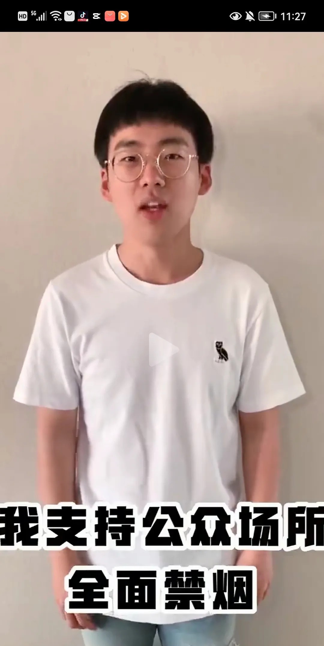 郭麒麟惹上事了。
郭麒麟发布了一条支持公共场合拒绝吸烟的视频，评论区不开心了，说