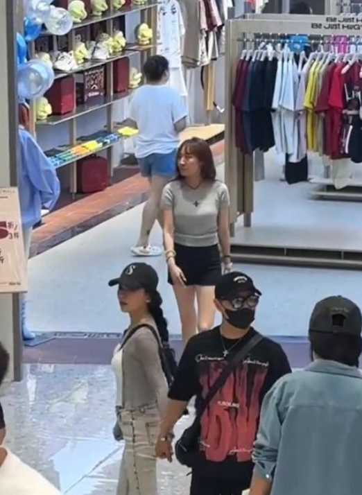 汪峰与森林北商场甜蜜同行，40 岁森林北少女感十足