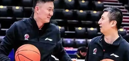 郭士强带领年轻的中国男篮十年之后再一次进入亚洲杯决赛，杜指导和郭指导到底谁是最强