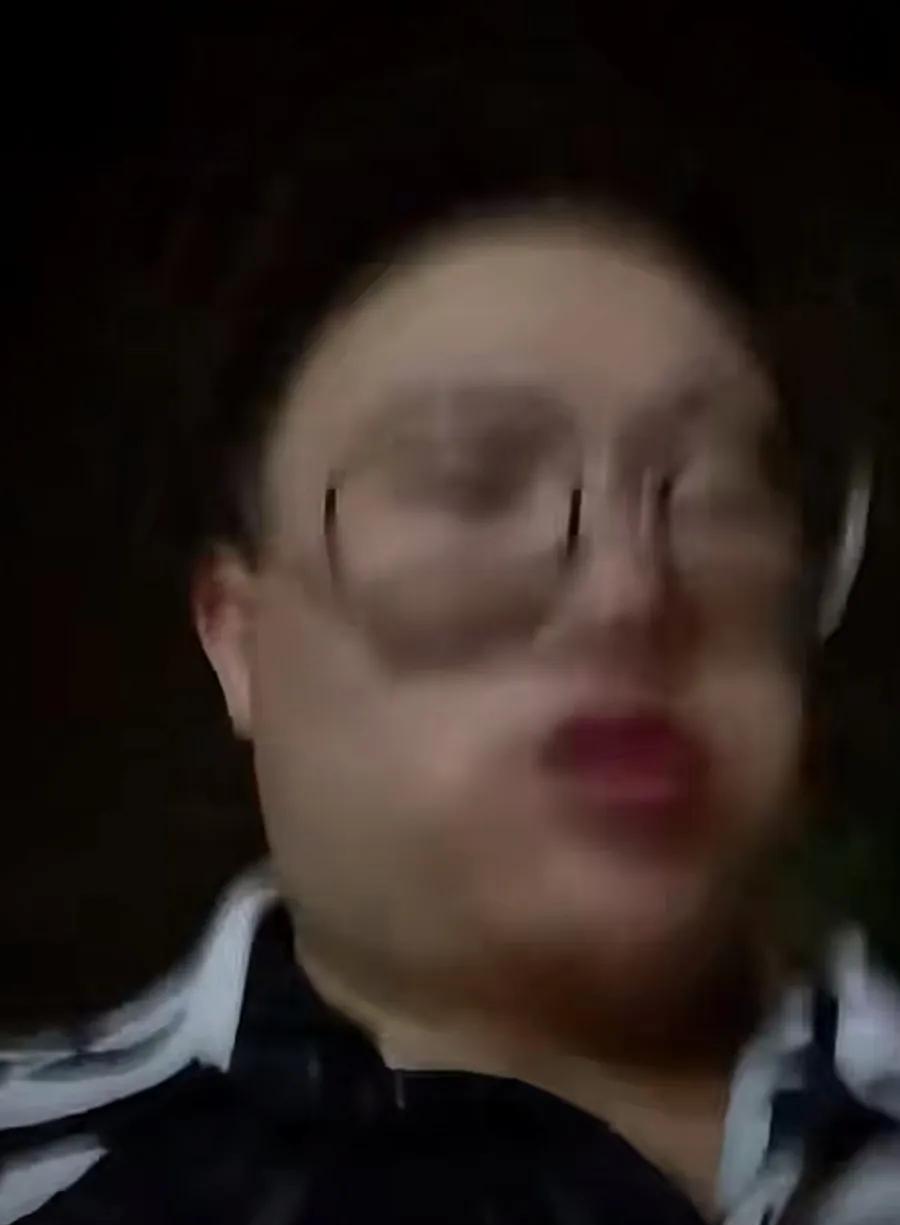 都是洞挺不容易的，平时太忙了，深夜抽空出来遛遛弯！遛弯还要直播，原来他直播也有任