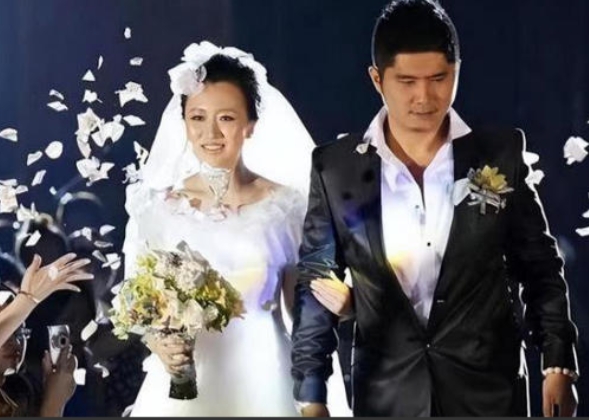 2012年，身价10亿的总裁石磊，送了一辆3000万的法拉利来追求潘长江之女潘阳