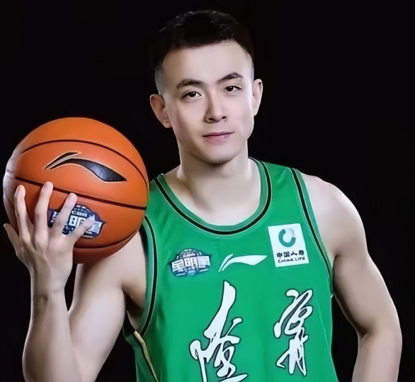 赵继伟生日当天，辽篮俱乐部送上四年顶薪大礼，真可谓双喜临门啊！

昨天是辽宁队核