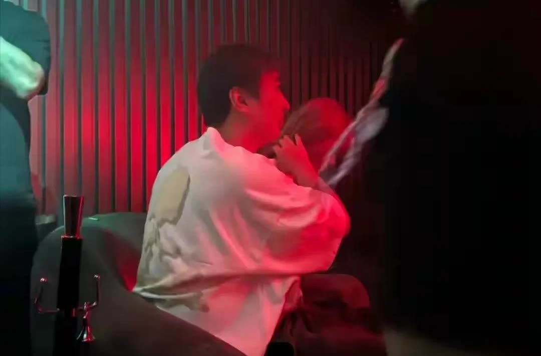 王思聪人设崩塌，懒懒回国后王思聪现原形，去夜店泡妞被偶遇。

王思聪一边帮身