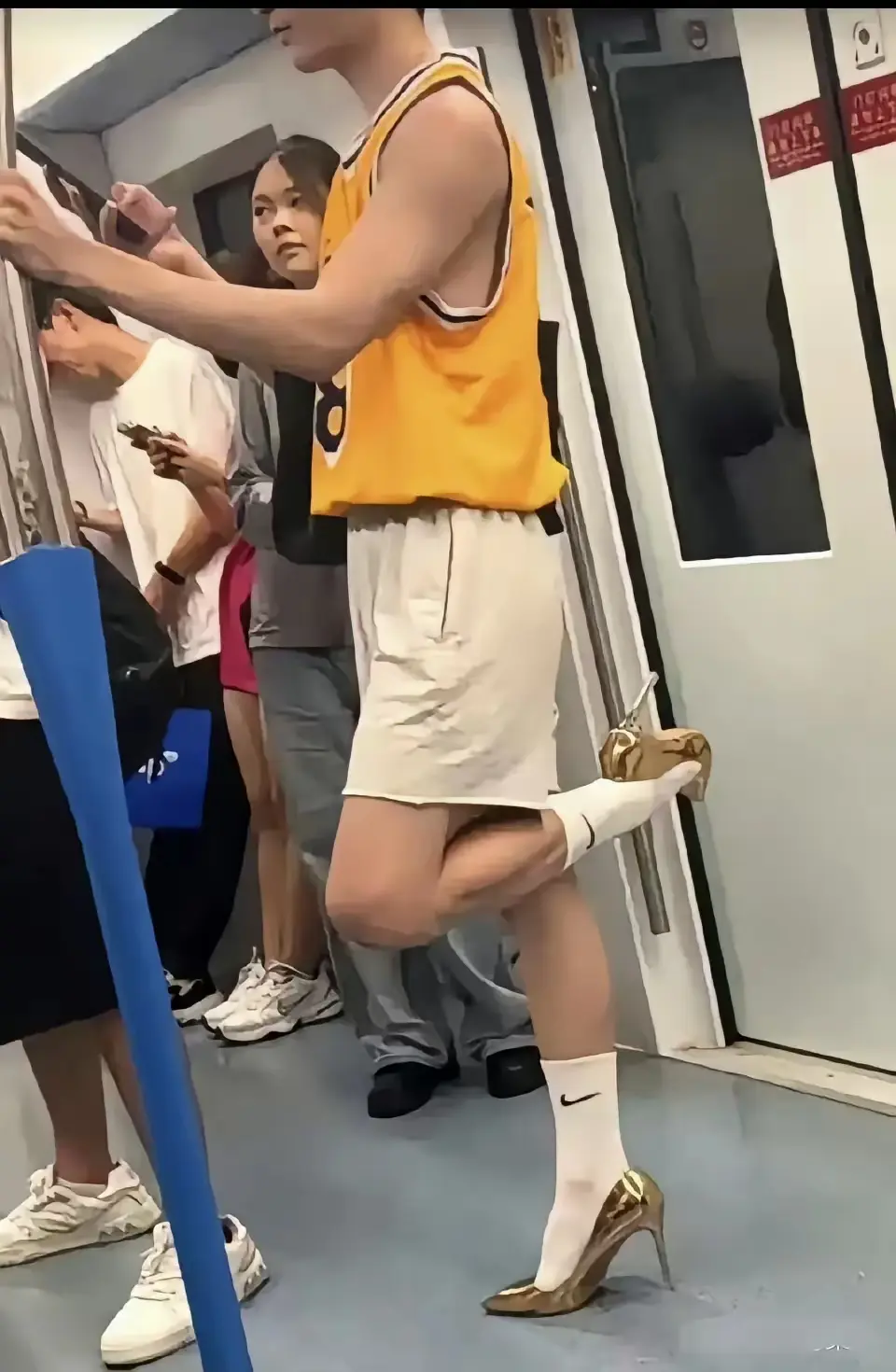 大哥，咱穿这么高的鞋得劲吗？