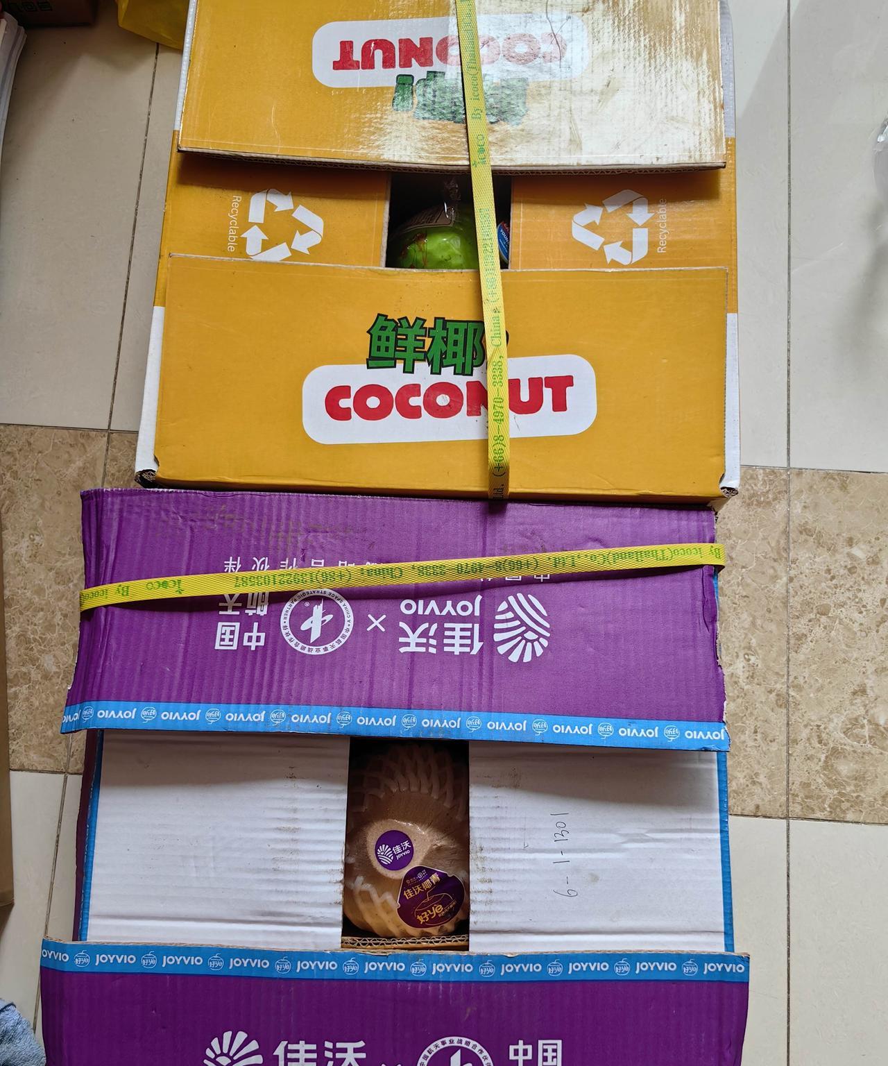 天气炎热，闺女送来了两箱椰子，让我们喝椰汁解暑。
如果是在以前，我又会唠叨一段时