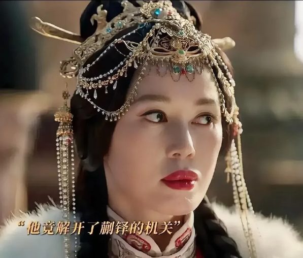 《藏海传》里冬夏女王一亮相给人的感觉是容貌不惊艳，但是气场很强大，特别是那鲜红的