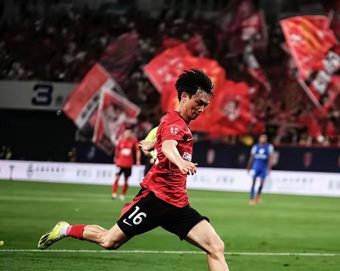 国足集训再升帐，伊万科维奇为保帅位选良将！
本土射手王，18岁小将（王钰栋）占据