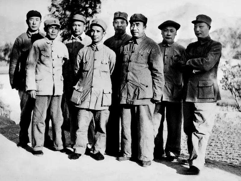 粟裕和朱德站在中间，两位元帅站在旁边，两位正国级站在后面