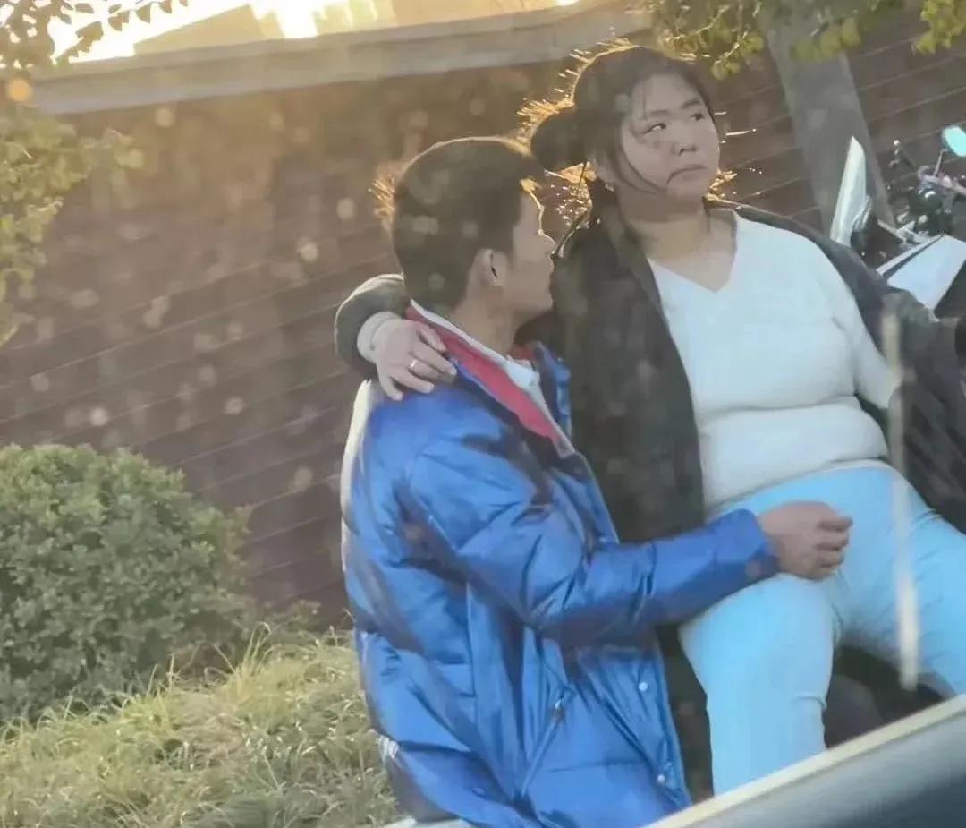 谁又惹她不开心了，这个男生怎么哄都没用[泪奔]