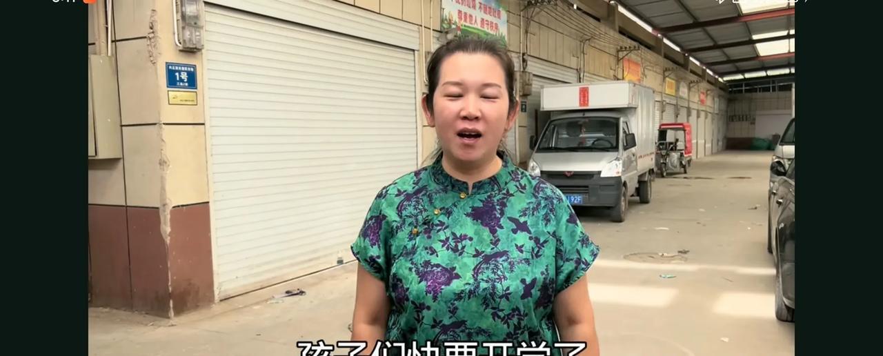 霞姐请姊妹们聚餐，倔媳妇抢着买单，回家赶快跟她娘汇报一下，倔媳妇买的虾，超市里的