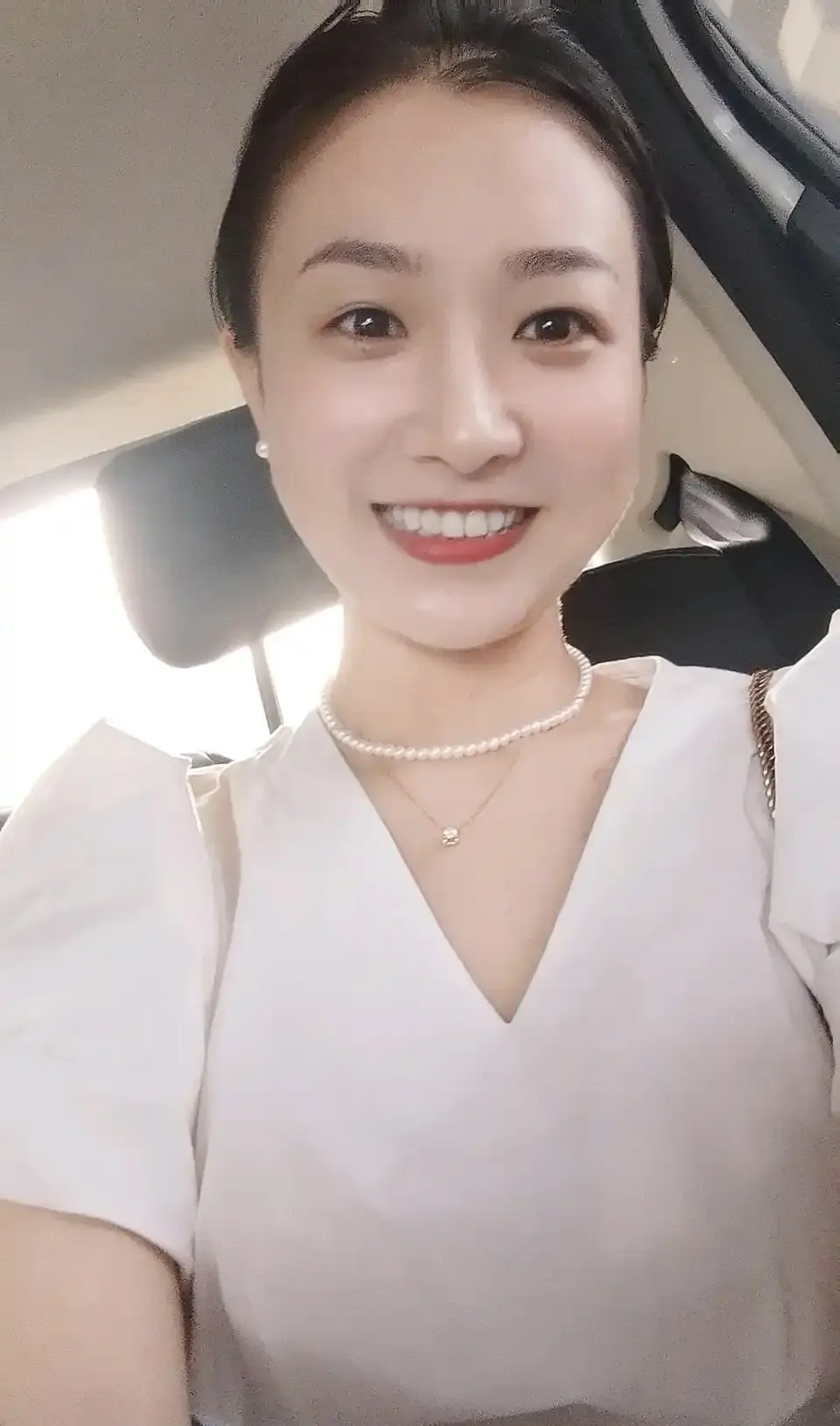 这种长相应该符合大众审美标准吧