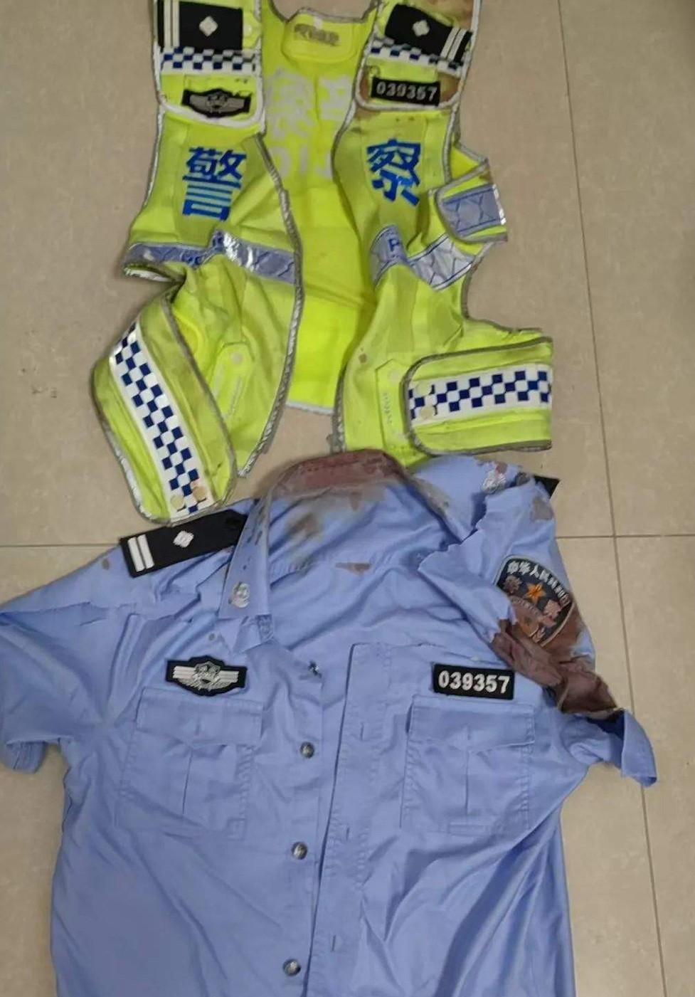 醉驾被顶600米交警牺牲！葬礼催人泪下，双亲已经无法自己行走，被人搀扶着缓缓向前