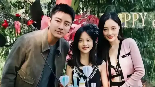 甜馨晒一家三口合照，回应贾乃亮李小璐复合传闻，太懂事惹人心疼