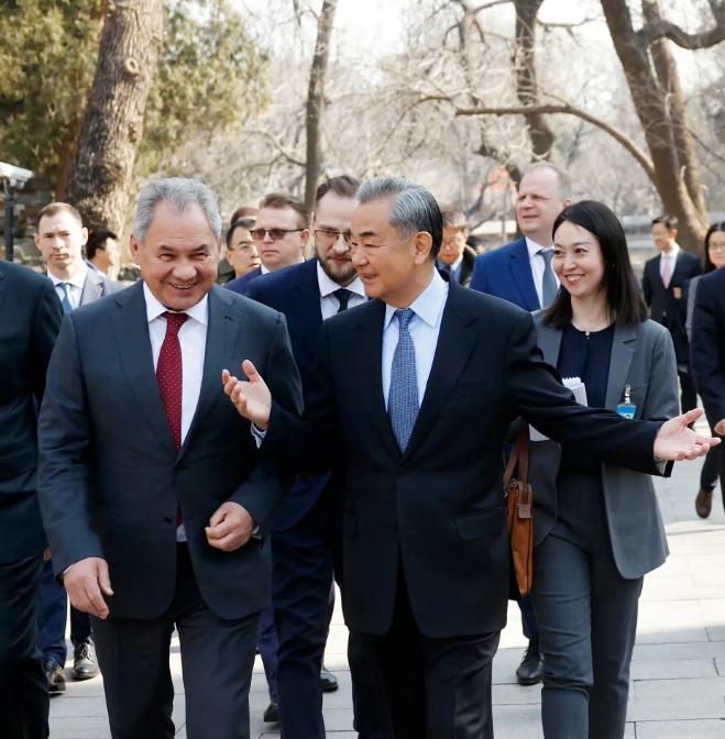 普京派心腹绍伊古直飞北京，与王毅闭门密谈5小时释放重磅信号！老铁们注意看细节：俄