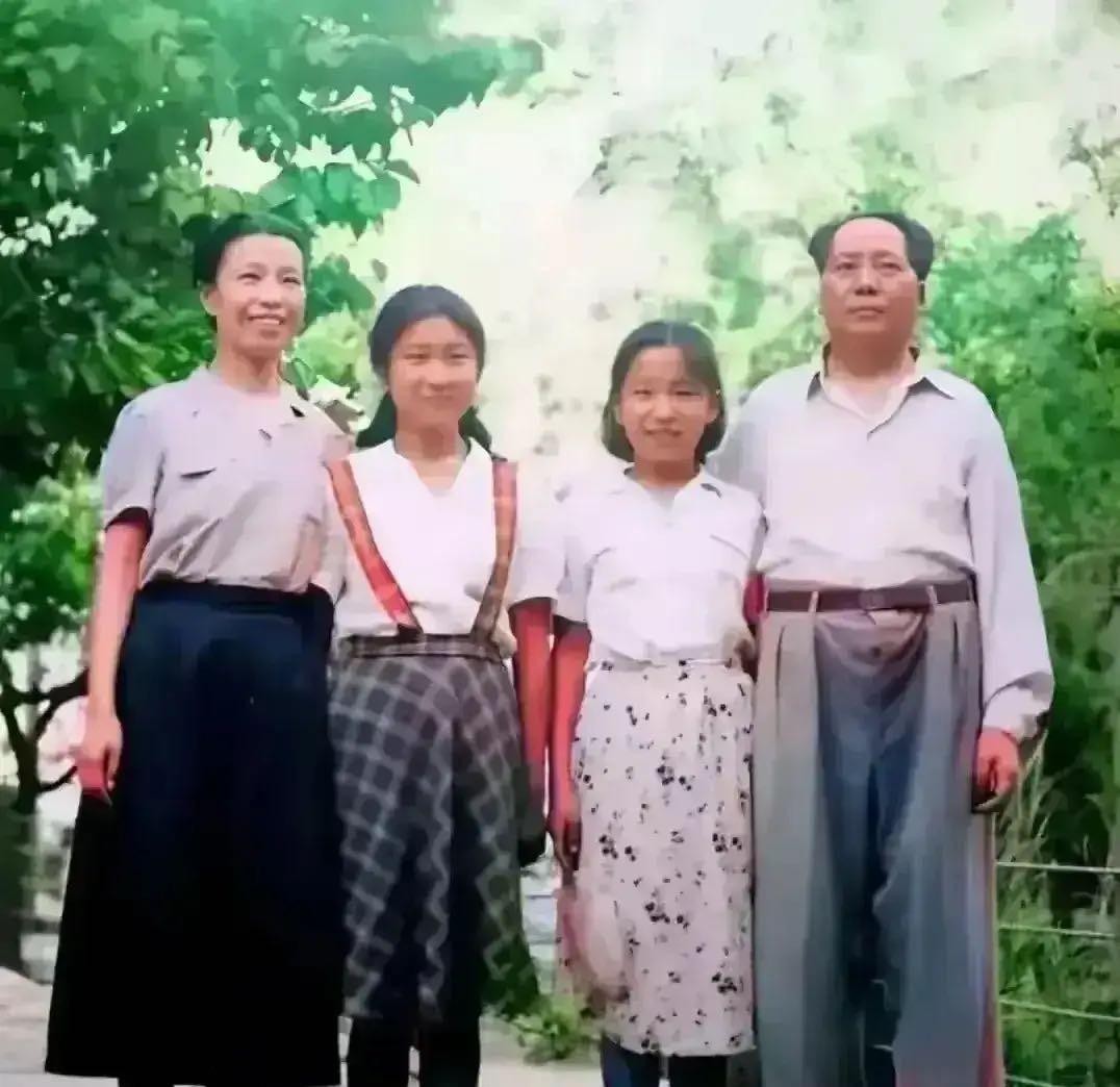 据说这是一家四口的唯一合影，非常珍贵，李敏长得像爸爸，李讷长的像妈妈。
李讷是幸