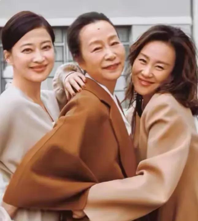 梅婷的气质优雅，妥妥的女神一枚！笑容甜美，气质不凡！
一双迷人的大眼睛，笑起来很