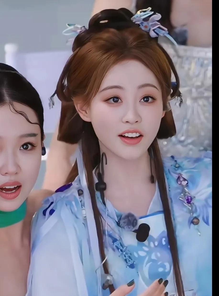 祝绪丹是这届浪姐最受欢迎女艺人了吧。她就像是一个“人机”女孩，呆萌呆萌的，但是说