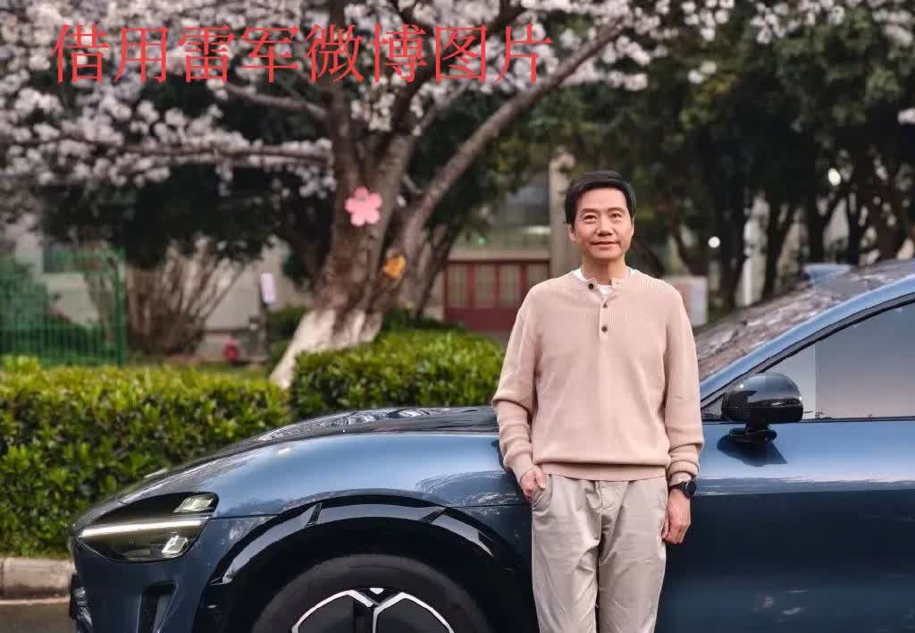 现在我相信雷军也是受害者了！
湖南交警在网上公布的男子在高速上驾驶小米汽车单手