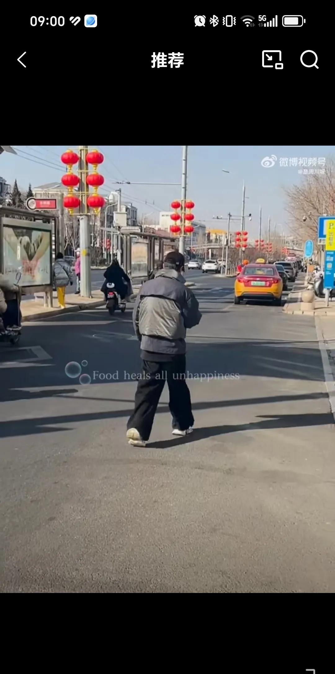 国乒放假了，林高远出门这是准备理发，还是出门去吃好吃的，看着一个人走出体育总局门