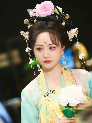 看杨蓉的唐装古韵造型 绿衣粉花超娇媚