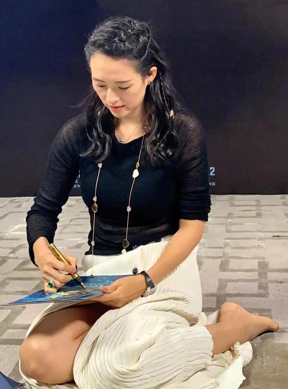 这一位低着头，正在写字的女演员，你还认得出吗？这一种近距离的怼脸照，好高清，脸上