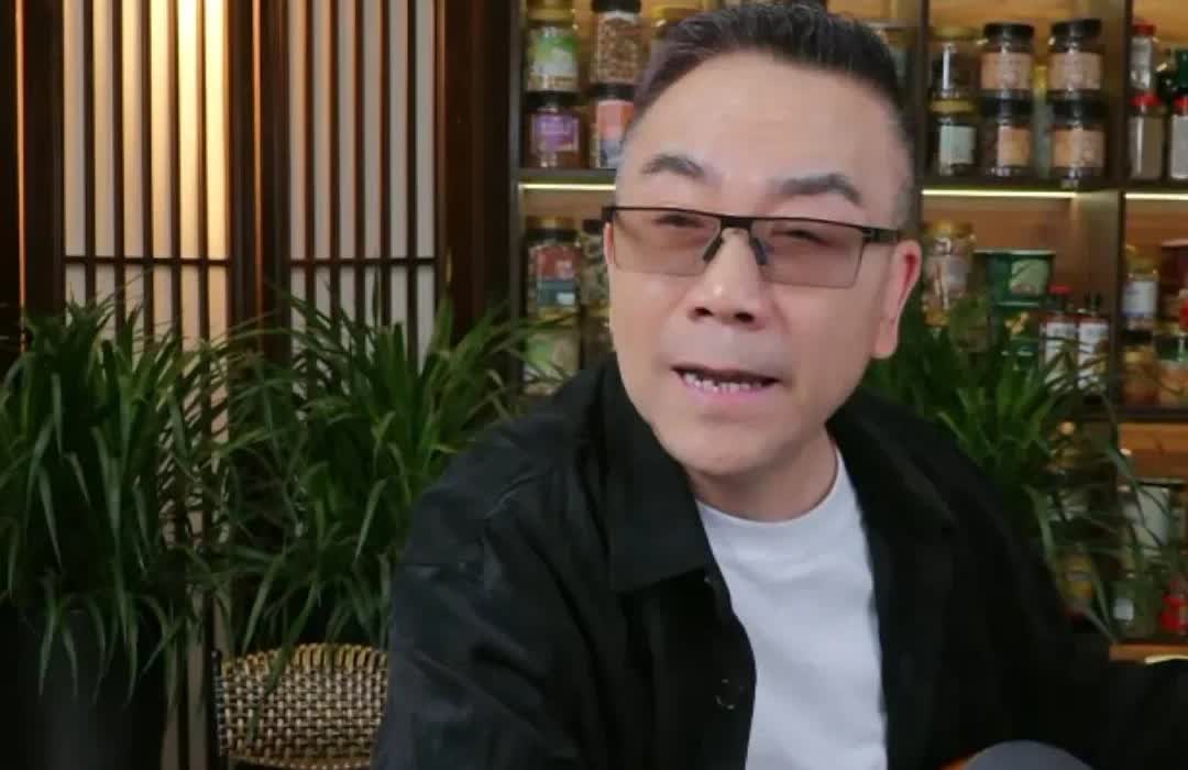德云社不告杨老五了？
杨老五又开始卖小布鞋了！
而且他说的话也挺有意思“咱又