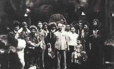 1959年，陈赓大将接见八一电影制片厂《林海雪原》摄制组演职人员的老照片。当时正