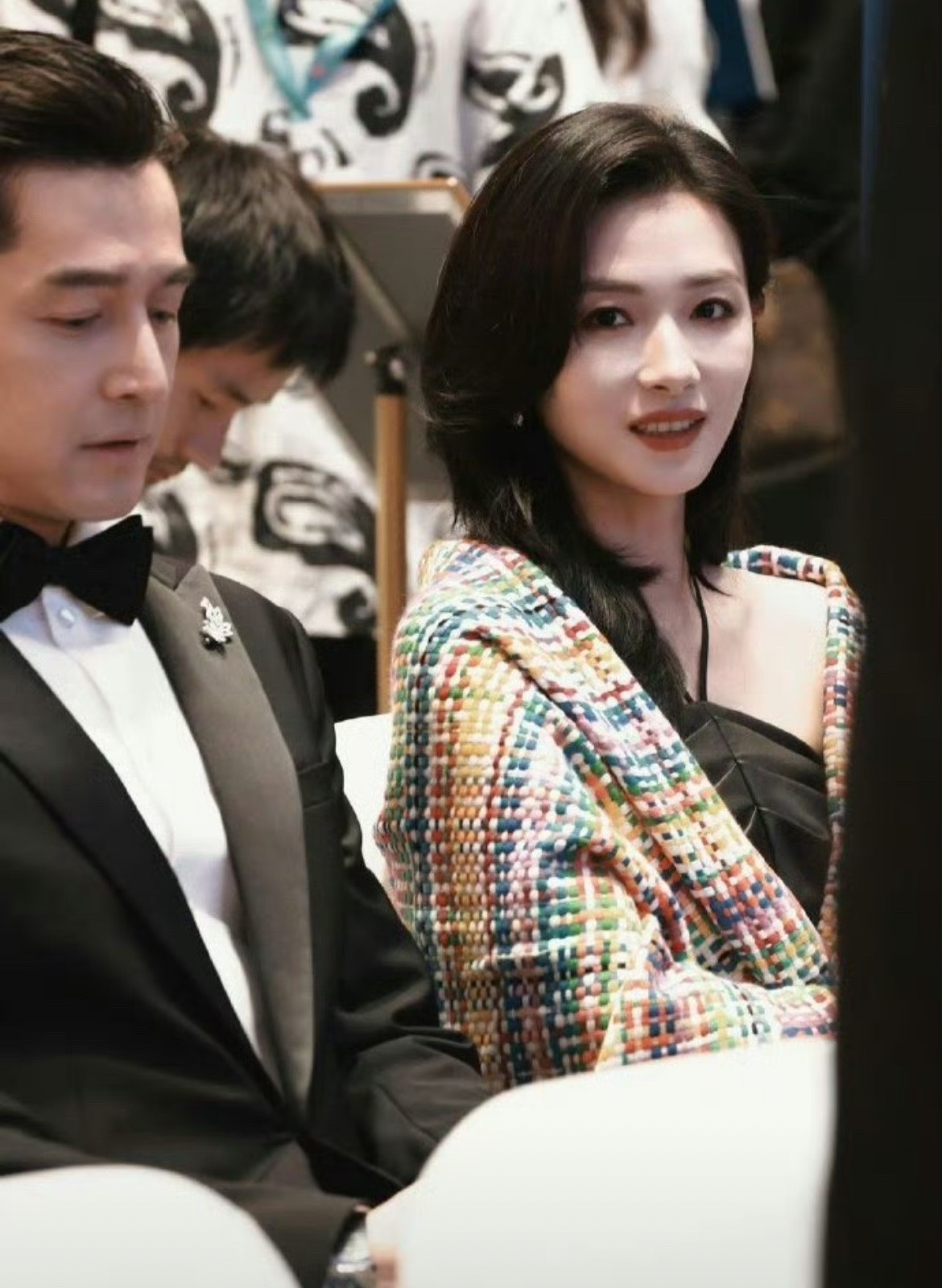 胡歌掏出手机给万茜看自己女儿的照片，万茜一边凑过去看，一边用手把手机屏幕遮得严严