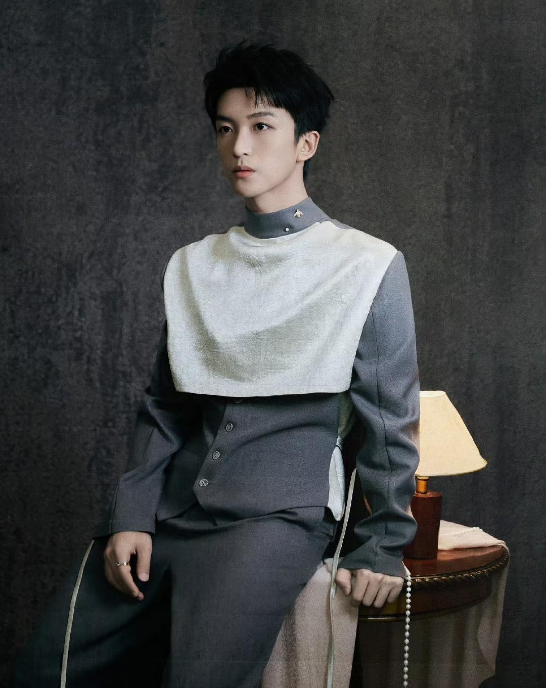 #我的宝藏兴趣# 黄子弘凡的衣服有点意思，还以为脖子上挂着一条围兜呢，吃饭也不怕