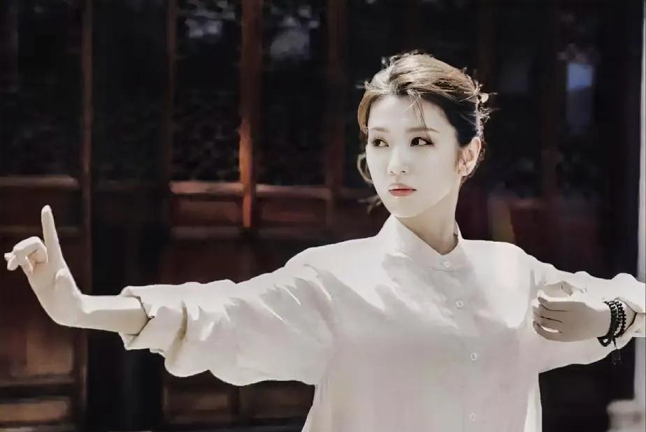 《镖人》，
我不期待吴京，
不期待李连杰，谢霆锋，于适。
只期待看到这个女演员！