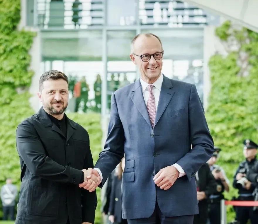 终于穿上西服了！泽连斯基以为抓住了救命稻草，殊不知德国正在将乌克兰推向更大的深渊