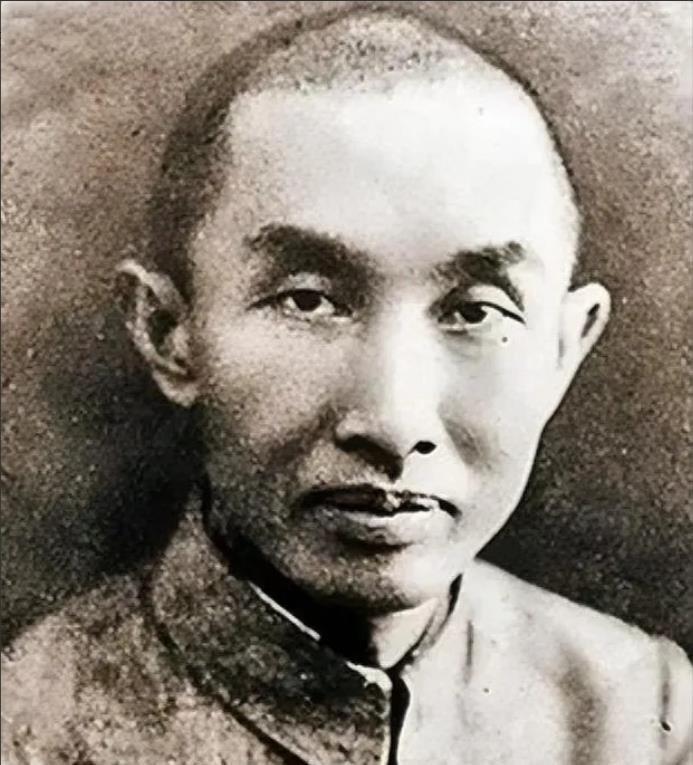1952年，“一代船王”卢作孚在家里吞服了大量安眠药后，决绝地离开了这个世界。他