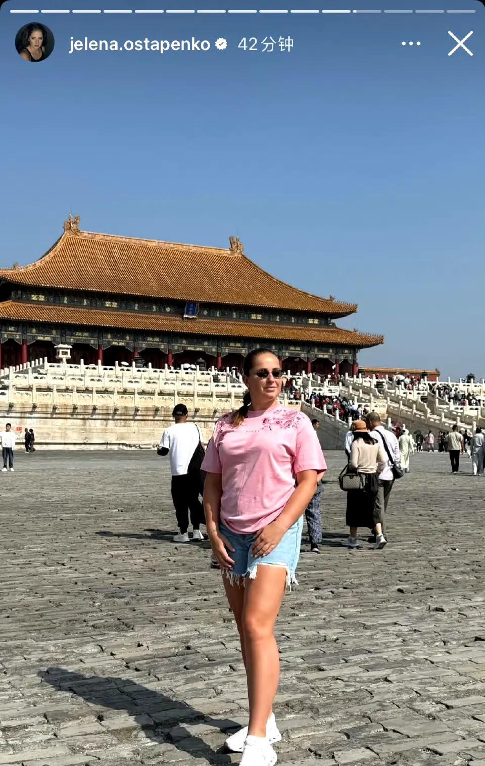 奥胖太可爱了，来到北京化身“旅游博主”，每天打卡一个景点。
她爬长城，逛故宫，吃