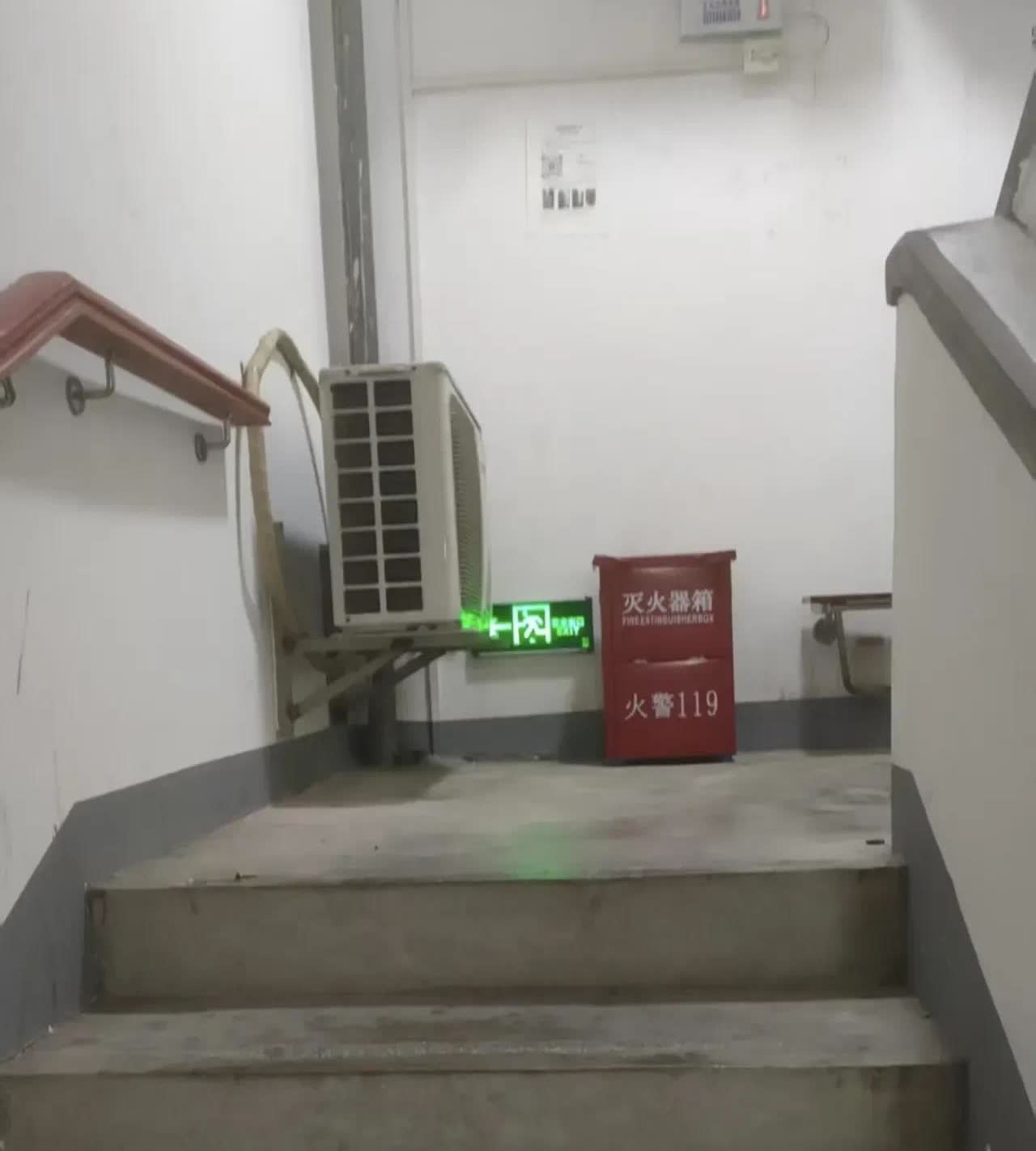 河南，一名女子下班回到家，发现自己的对门邻居在楼道的家门口安了一个空调外机，她看